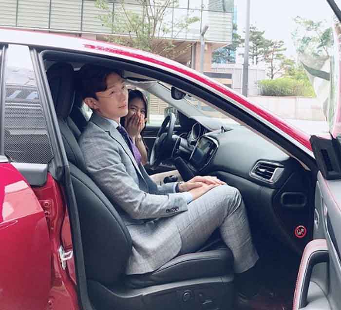 A picture of Kang Ki-Young and Yewon.